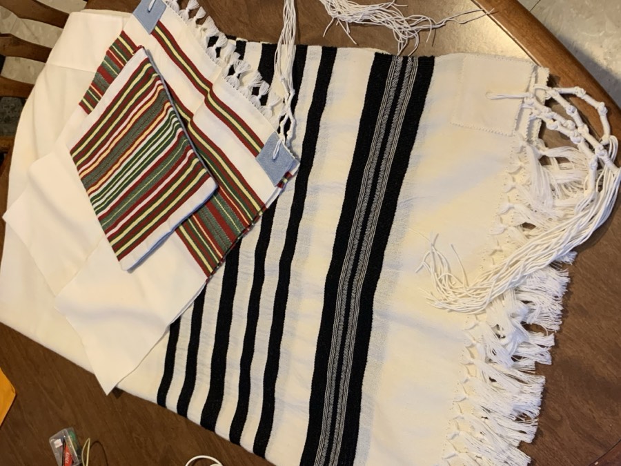 טלית עם עטרה צבעונית ארוגה ביד